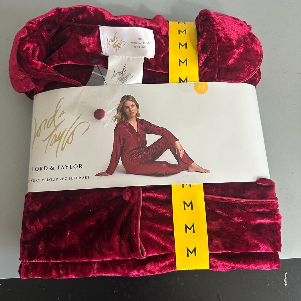 Lord & Taylor Women's 2-Piece Velour Pajama Set Size Medium Red sleep set NEW